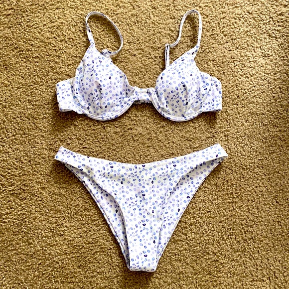 Purple bikini - Picture 1 of 3